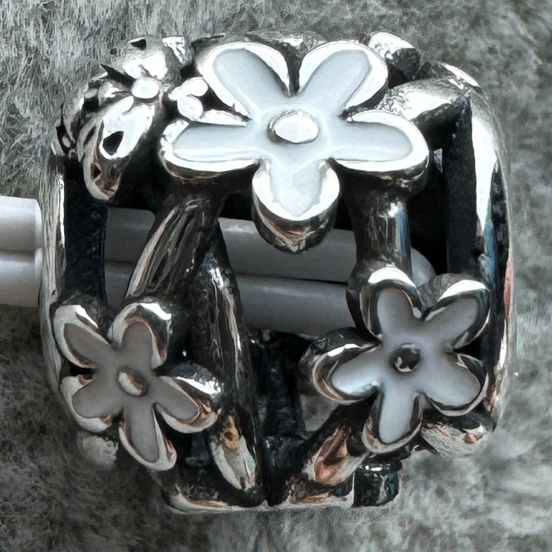 Charm Redondo Flor Margarita Blanca (Abeja Y Mariquita) Pandora Vista Desde Atrás
