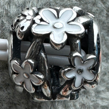 Charm Redondo Flor Margarita Blanca (Abeja Y Mariquita) Pandora Vista Desde Atrás