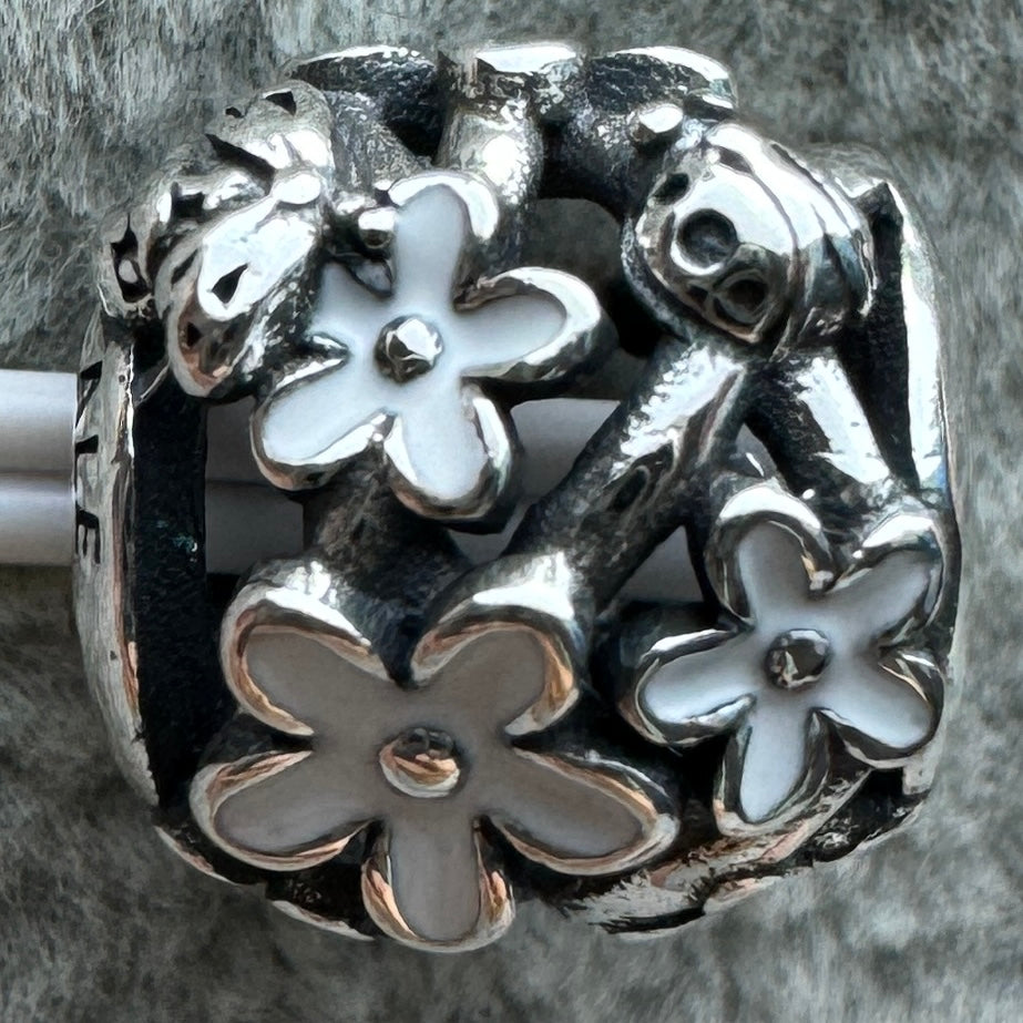 Charm Redondo Flor Margarita Blanca (Abeja Y Mariquita) Pandora Vista Frontal