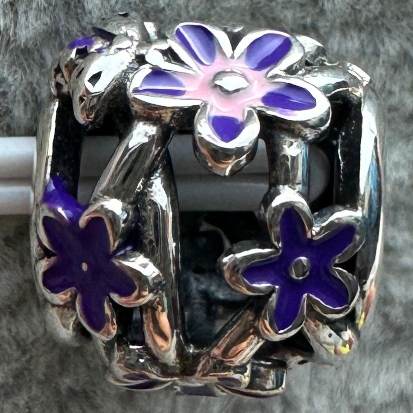 Charm Redondo Flor Margarita Morada (Abeja Y Mariquita) Pandora Vista Desde Atrás