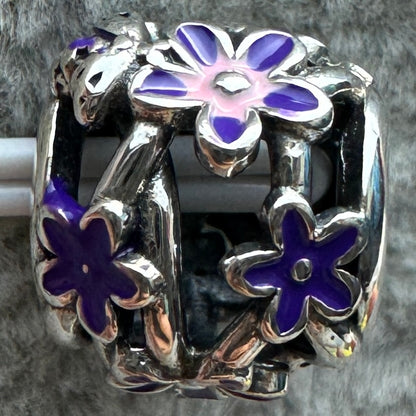 Charm Redondo Flor Margarita Morada (Abeja Y Mariquita) Pandora Vista Desde Atrás