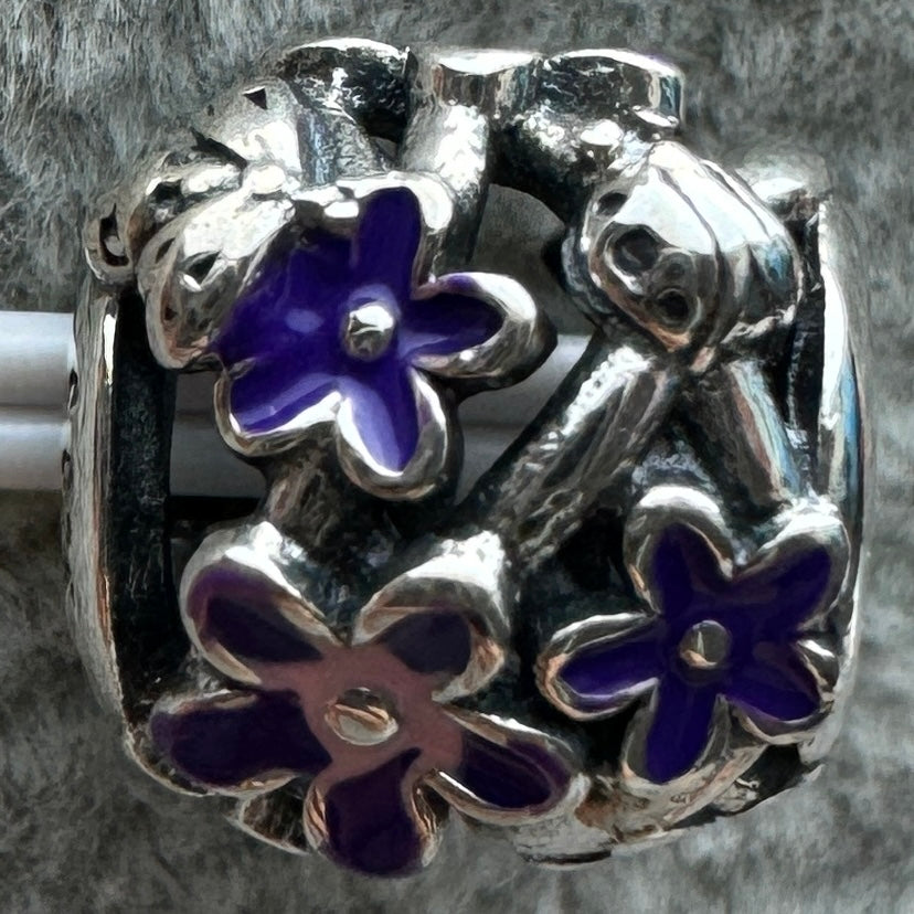Charm Redondo Flor Margarita Morada (Abeja Y Mariquita) Pandora Vista Frontal