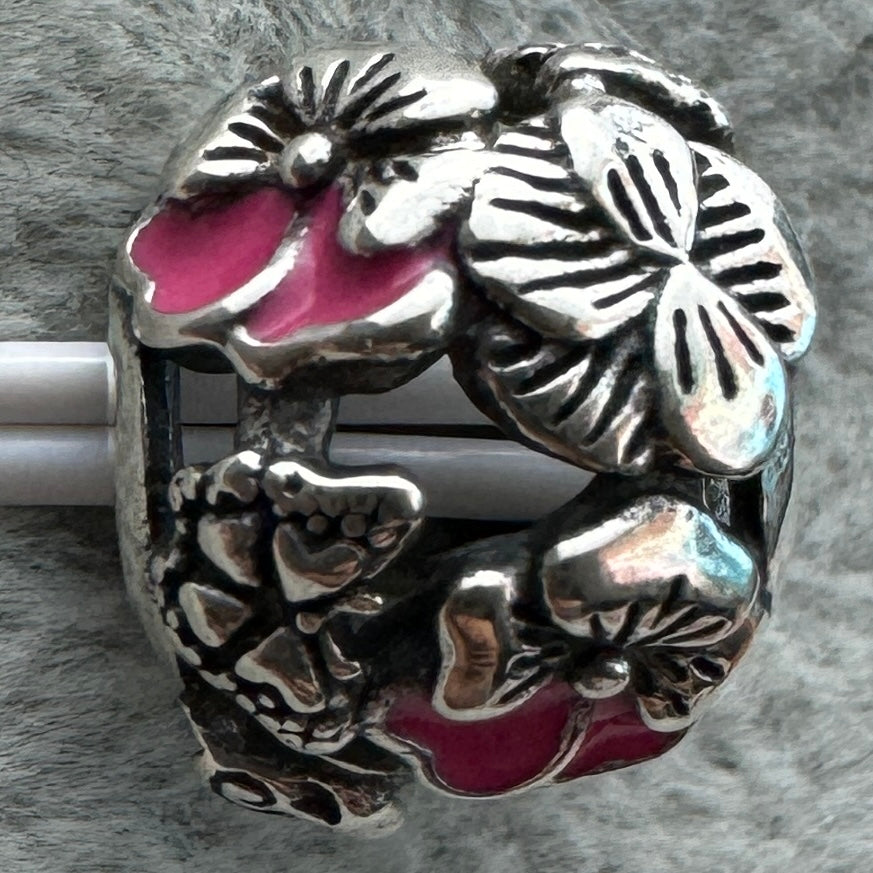 Charm Redondo Flores Rosas Y Mariposas Pandora Vista Frontal