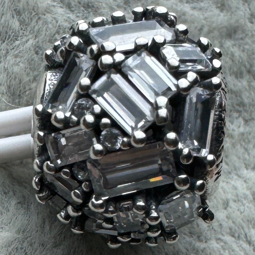 Charm Redondo Gemas Brillantes Pandora Vista Frontal