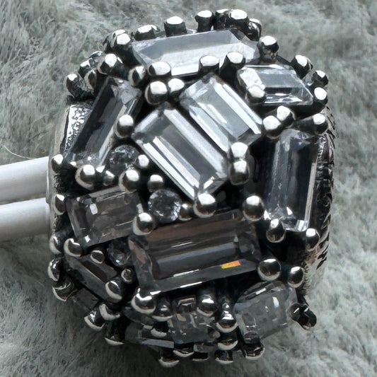 Charm Redondo Gemas Brillantes Pandora Vista Frontal