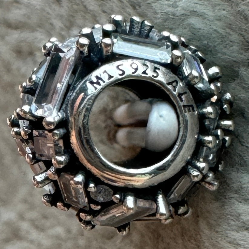 Charm Redondo Gemas Brillantes Pandora Vista Lateral