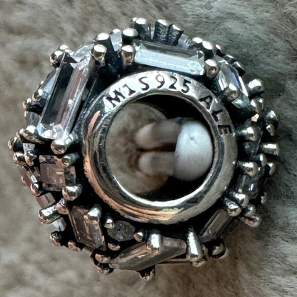 Charm Redondo Gemas Brillantes Pandora Vista Lateral