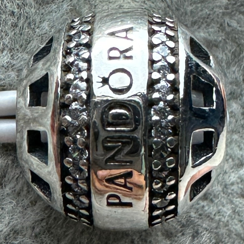 Charm Redondo Logotipo Brillante Pandora Vista Desde Atrás