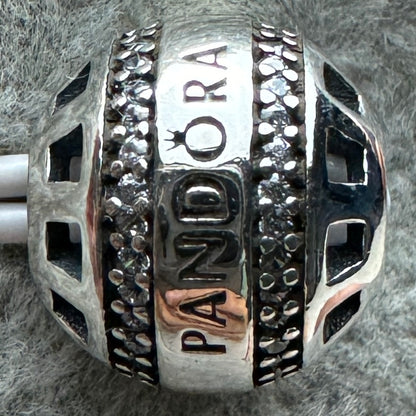 Charm Redondo Logotipo Brillante Pandora Vista Desde Atrás
