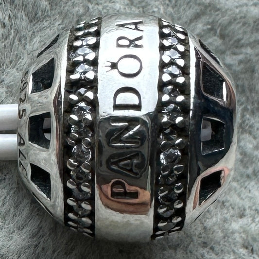 Charm Redondo Logotipo Brillante Pandora Vista Frontal