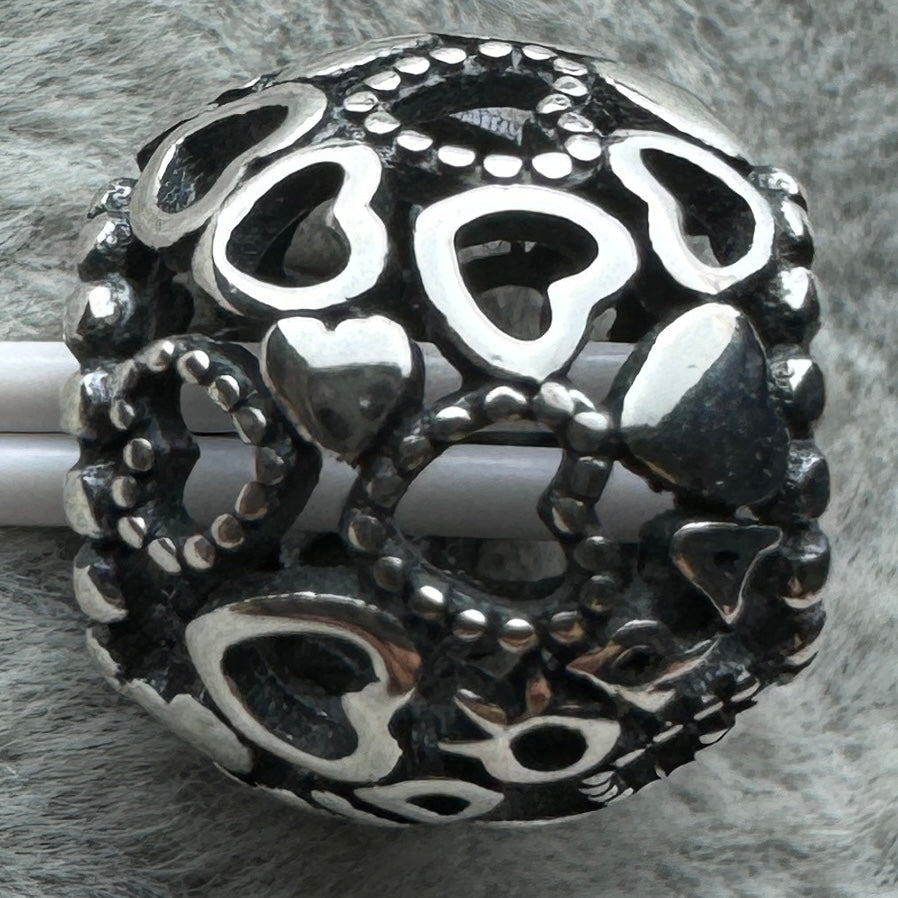 Charm Redondo Logotipo Pandora Vista Desde Atrás
