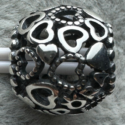 Charm Redondo Logotipo Pandora Vista Desde Atrás