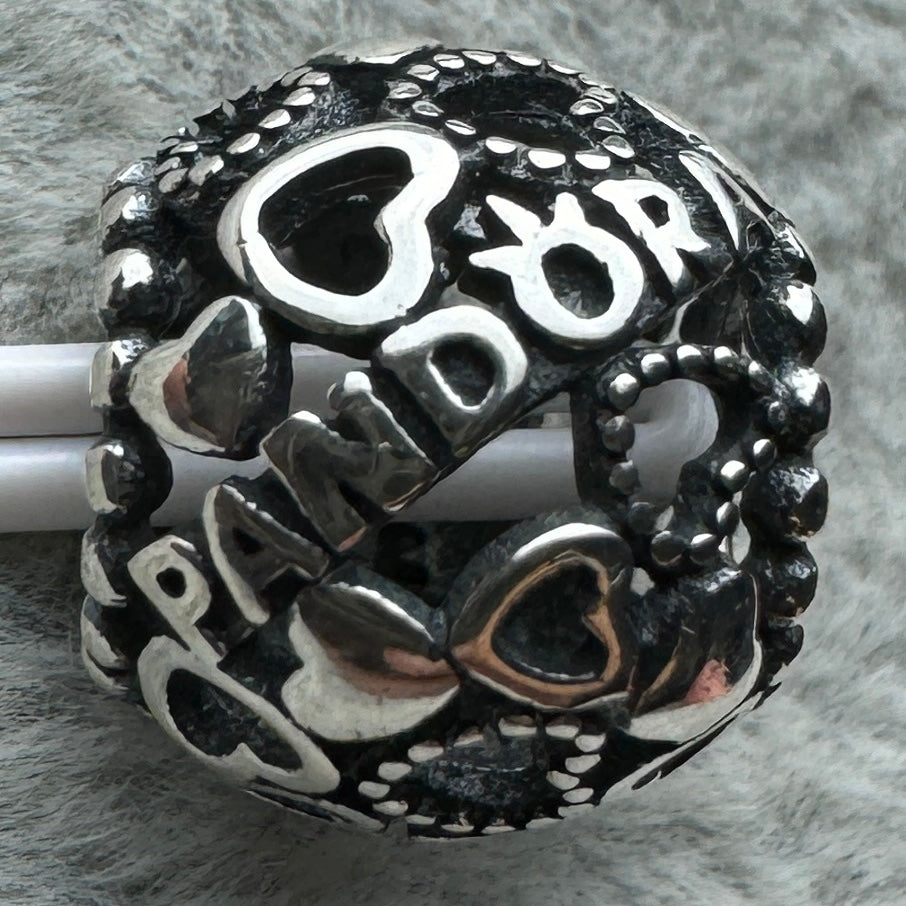 Charm Redondo Logotipo Pandora Vista Frontal