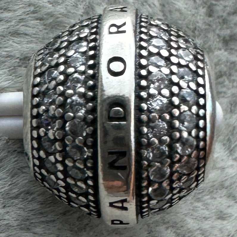 Charm Redondo Pavé Y Logotipo Pandora Vista Desde Atrás