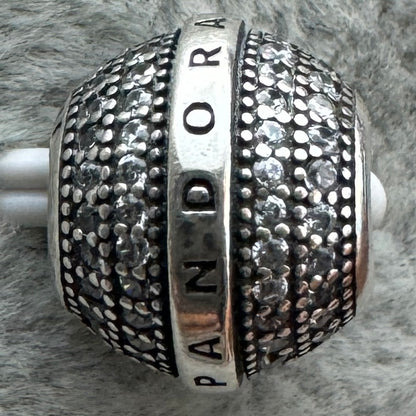 Charm Redondo Pavé Y Logotipo Pandora Vista Frontal
