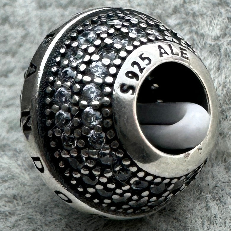 Charm Redondo Pavé Y Logotipo Pandora Vista Lateral 