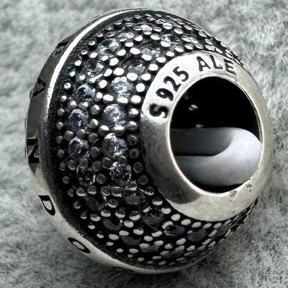 Charm Redondo Pavé Y Logotipo Pandora Vista Lateral 