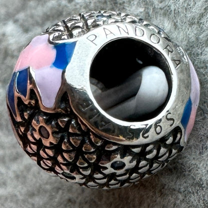 Charm Redondo Rosa, Azul Y Morado Disney Parks Pandora Vista Del Costado