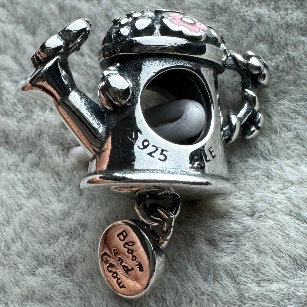 Charm Regadera Con Flores Pandora Vista Lateral