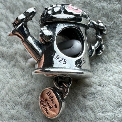 Charm Regadera Con Flores Pandora Vista Lateral