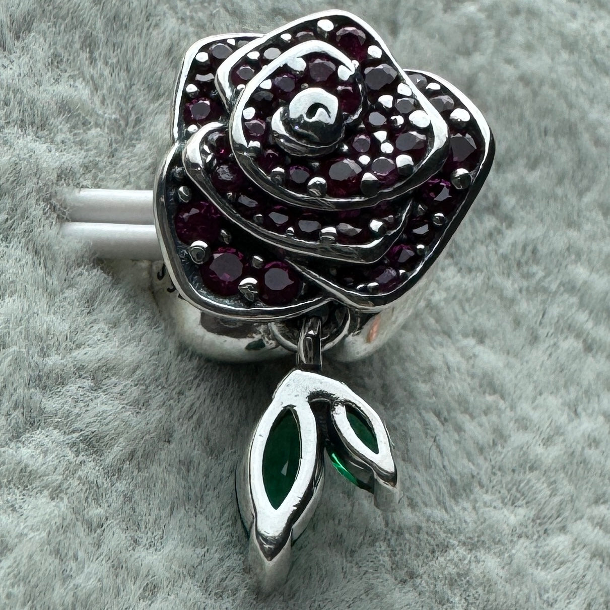 Charm Rosa Floreciendo Brillante Roja Pandora Vista Desde Atrás