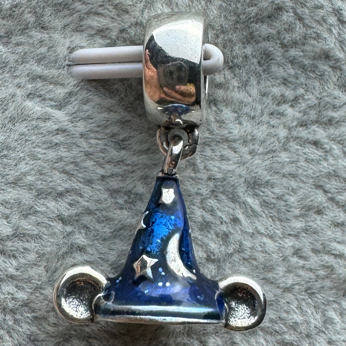 Charm Sombrero Mickey Disney Parks Pandora Vista Trasera