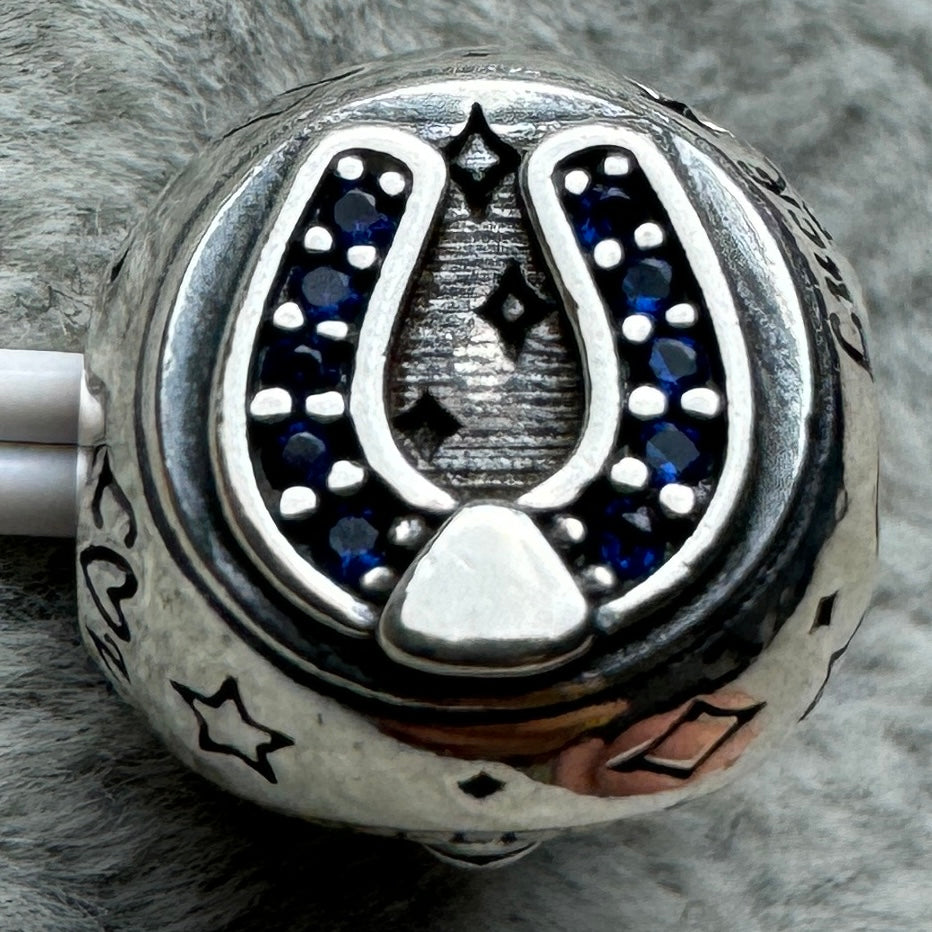 Charm Tres Caras Trébol, Herradura Y Mariquita Pandora Vista Tercer Lado