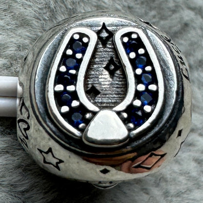 Charm Tres Caras Trébol, Herradura Y Mariquita Pandora Vista Tercer Lado