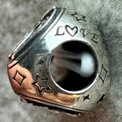 Charm Tres Caras Trébol, Herradura Y Mariquita Pandora Vista Del Costado