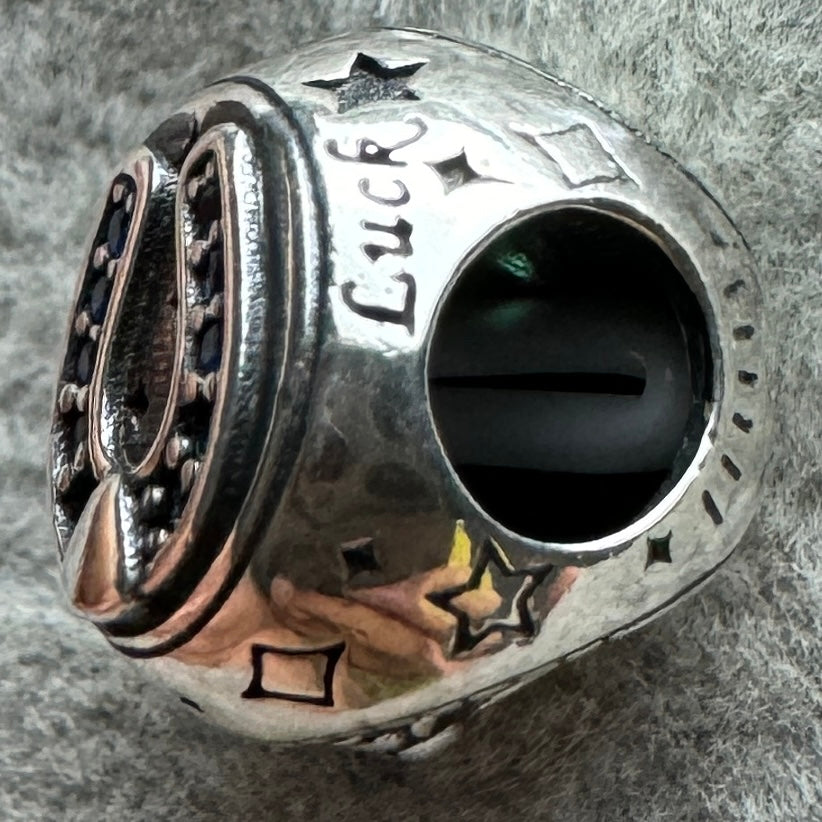 Charm Tres Caras Trébol, Herradura Y Mariquita Pandora Vista Lateral