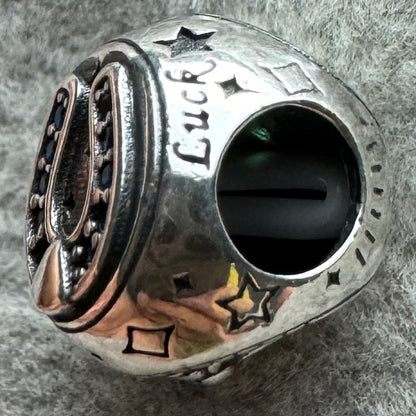 Charm Tres Caras Trébol, Herradura Y Mariquita Pandora Vista Lateral