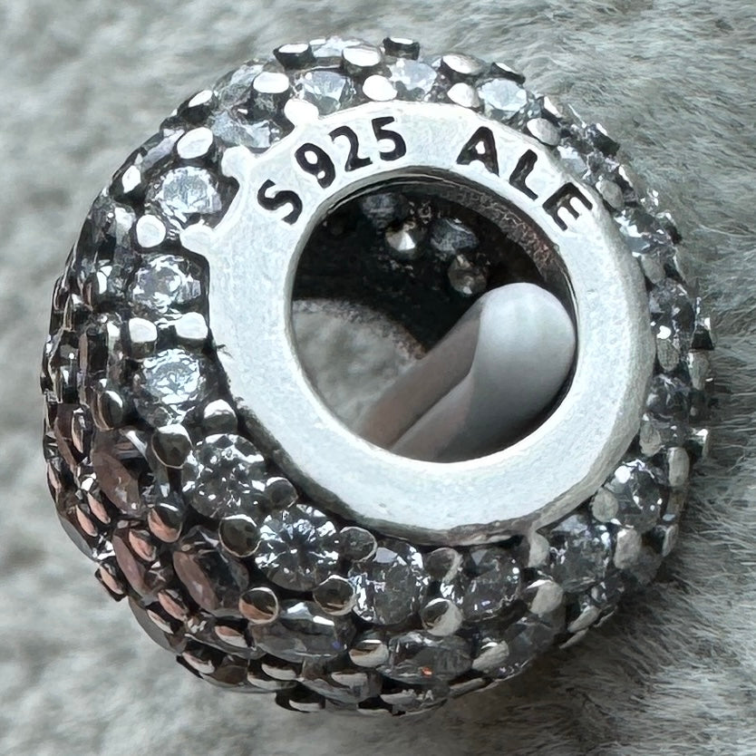 Charm Triple Fila Pavé Pandora Vista Lateral