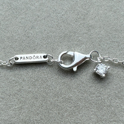 Collar Corazón Nivelado Brillante Rojo Pandora Vista Desde Atrás Del Broche