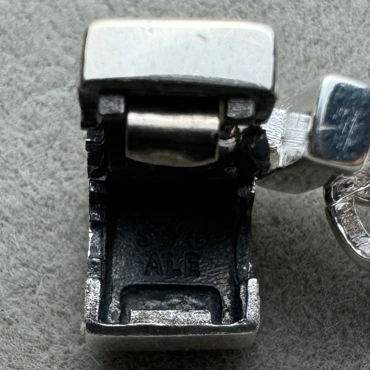 Collar Cubano Pandora Vista Del Grabado Interior