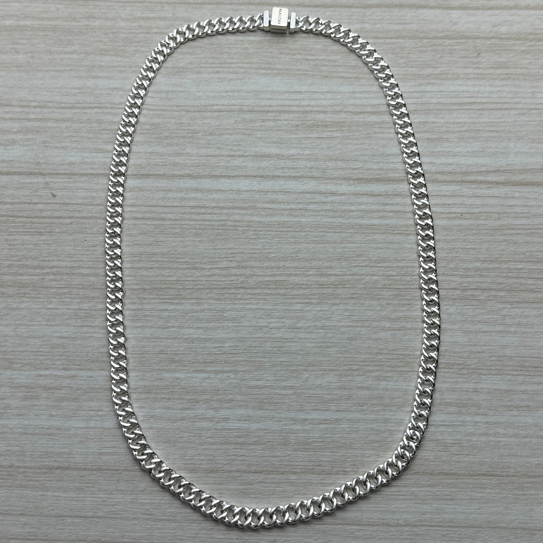 Collar Cubano Pandora Vista Desde Atrás