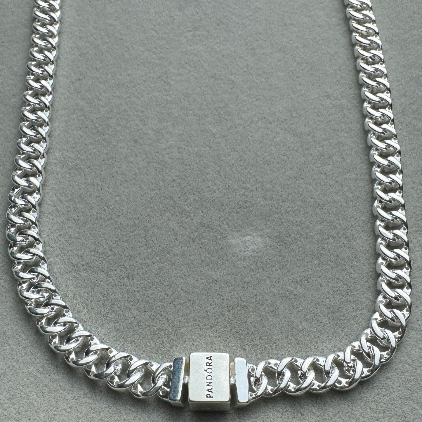 Collar Cubano Pandora Vista Mitad Desde Atrás