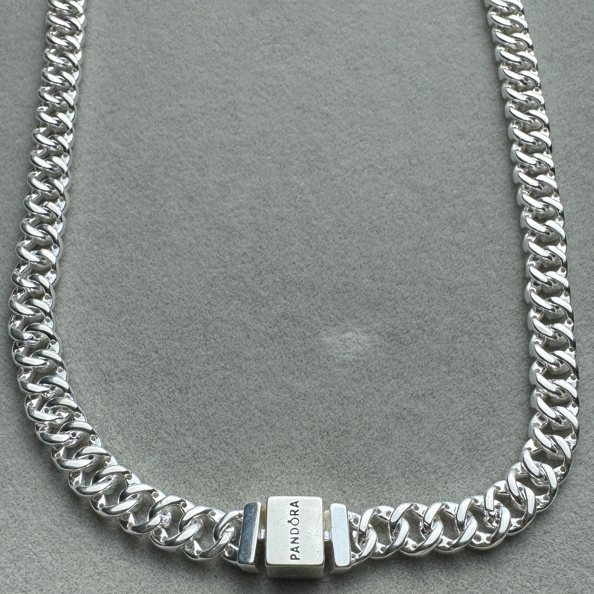 Collar Cubano Pandora Vista Mitad Desde Atrás