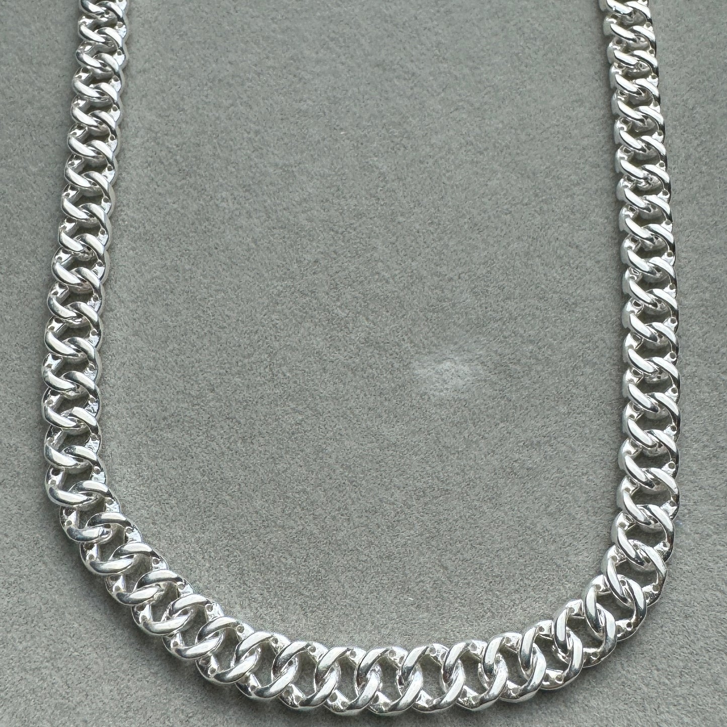 Collar Cubano Pandora Vista Mitad Desde Atrás Parte Baja