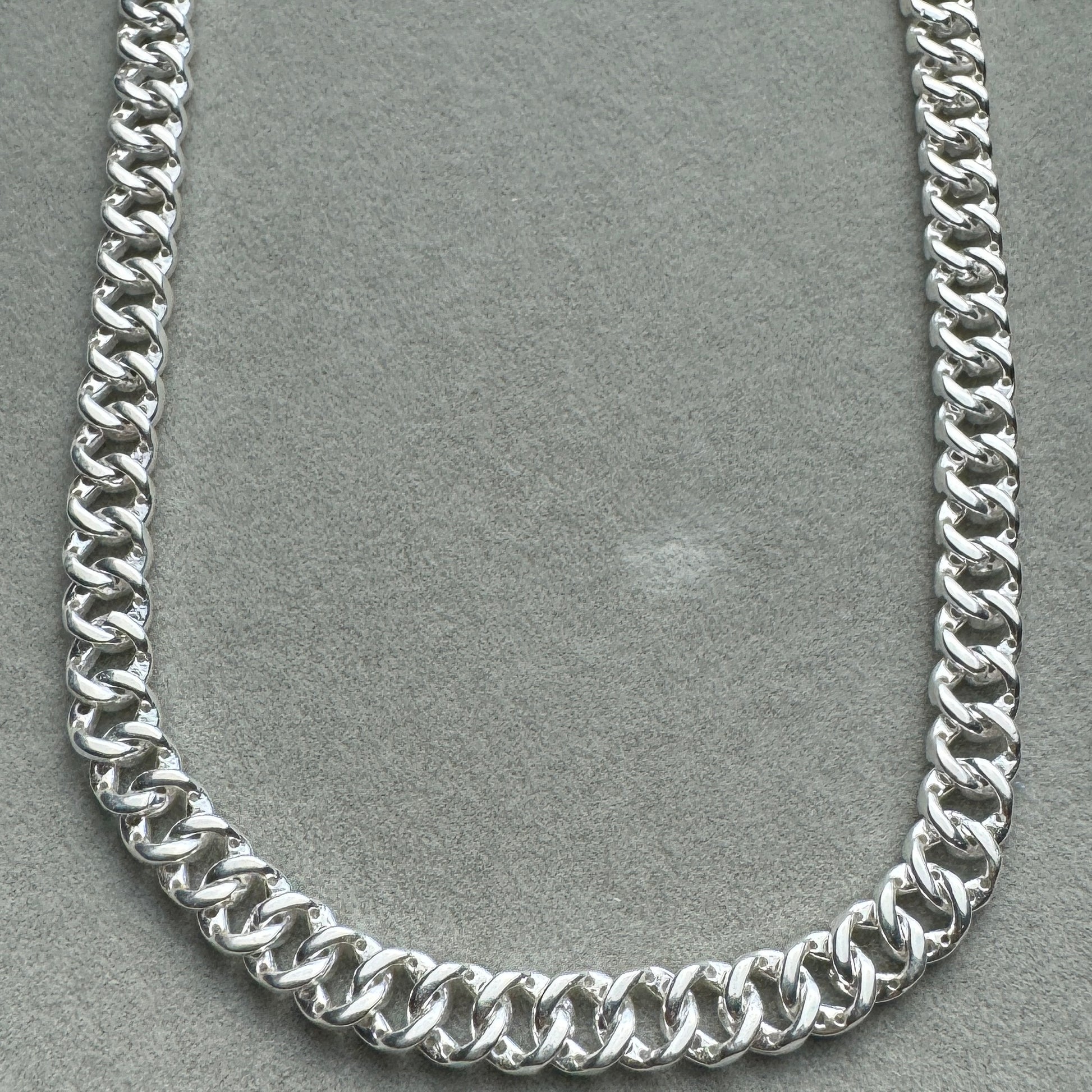 Collar Cubano Pandora Vista Mitad Desde Atrás Parte Baja