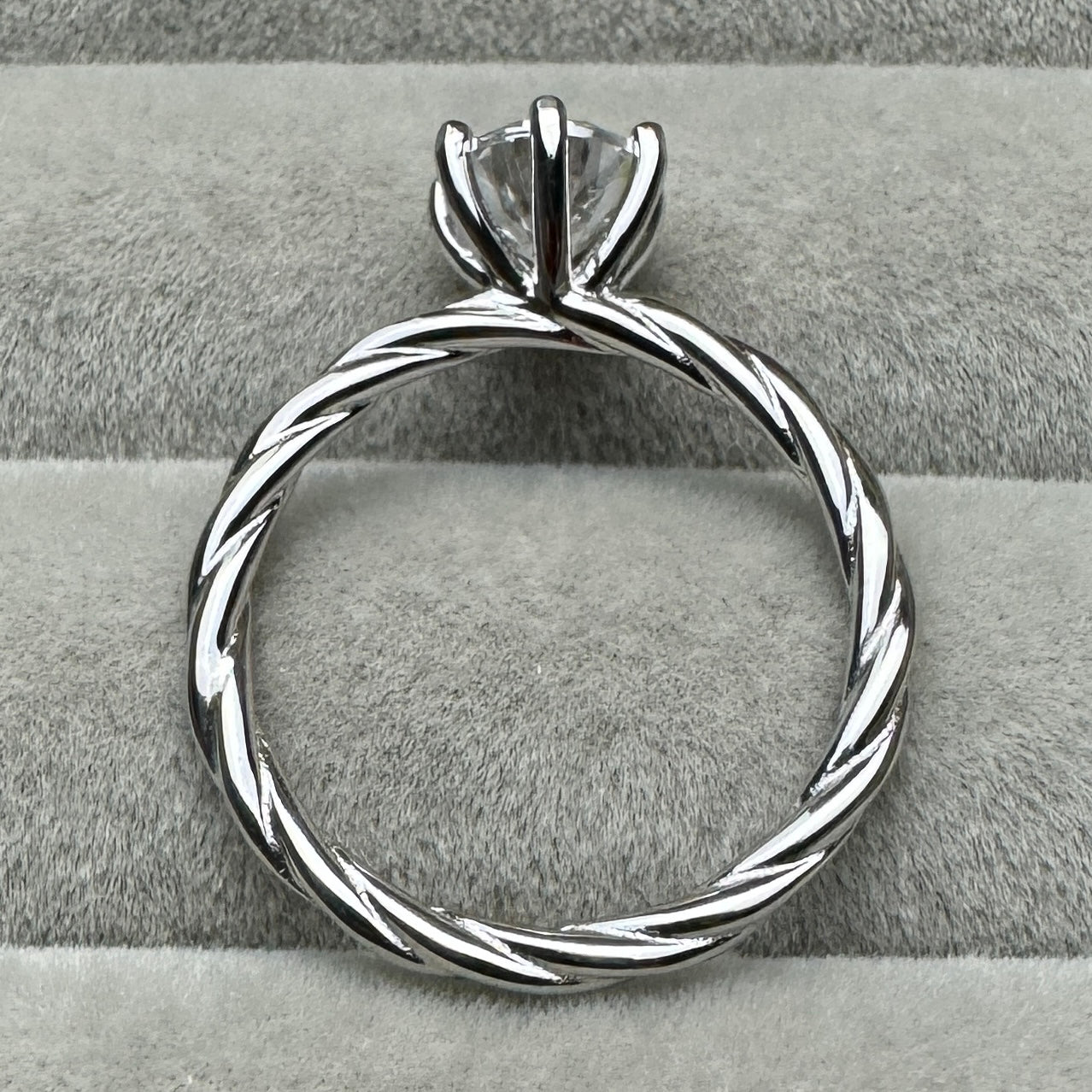 Anillo Contorno Moissanita