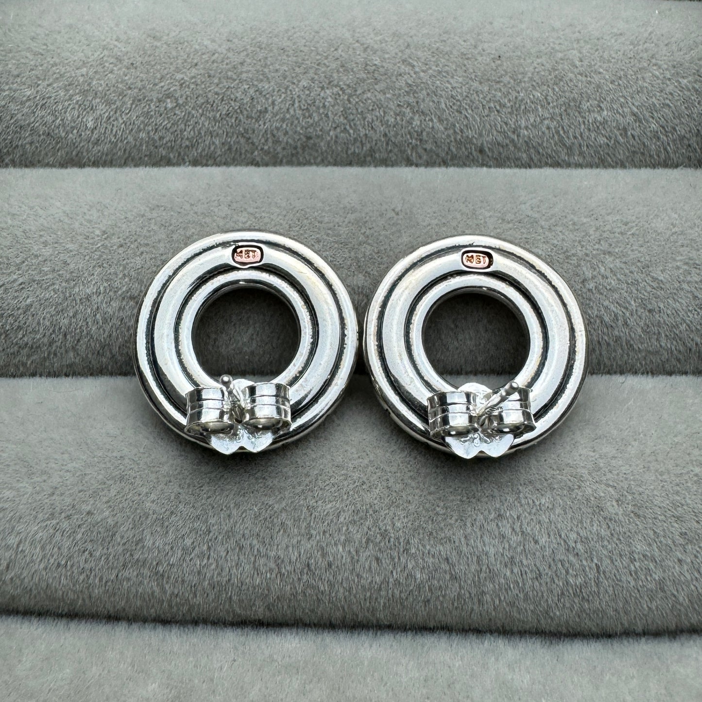 Aretes Logotipo En Dos Tonos
