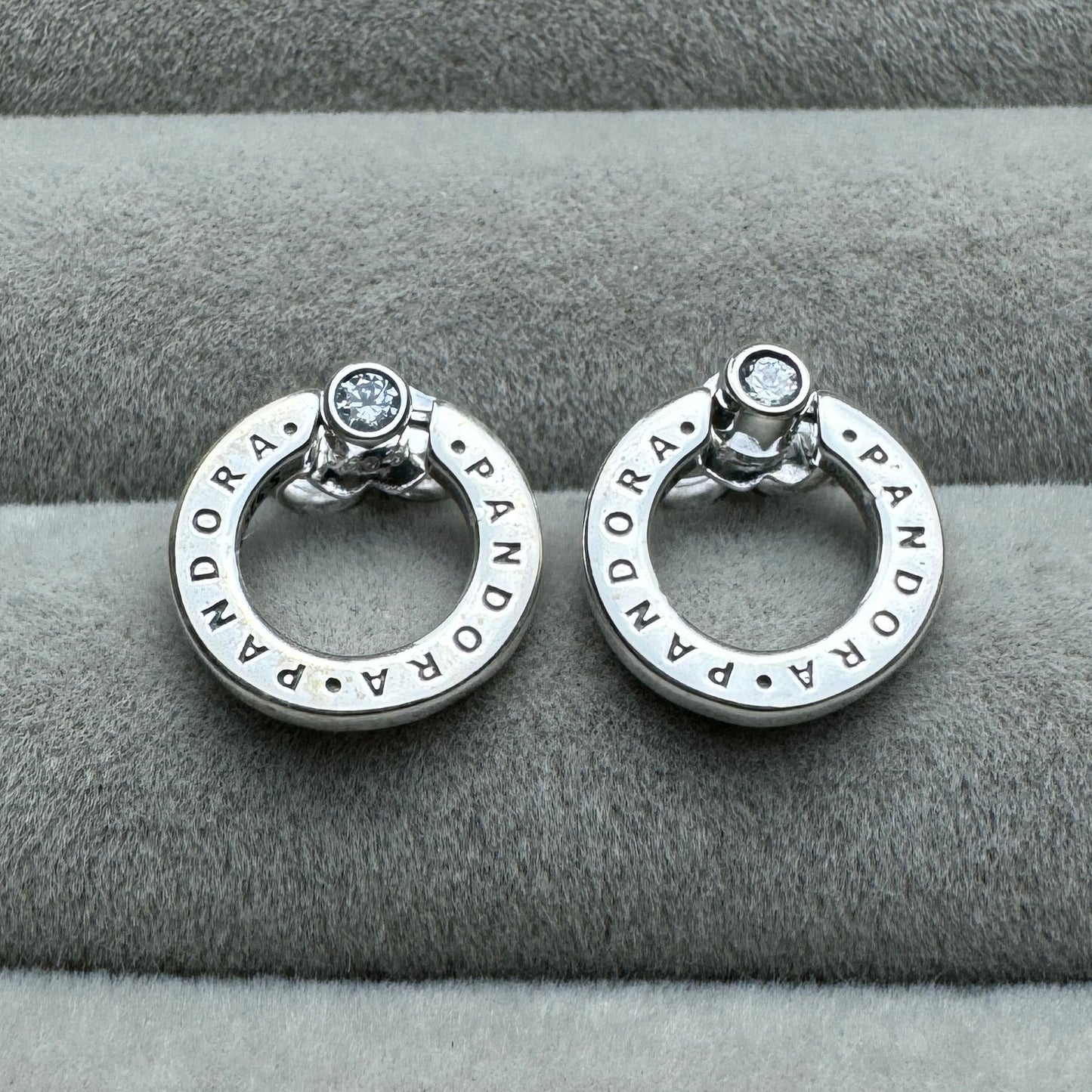 Aretes De Botón Reversibles Círculo De Pavé Y Logotipo