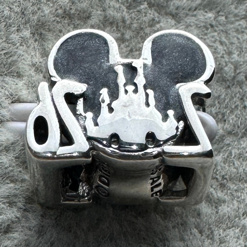 Charm Mickey Opalescente 2026