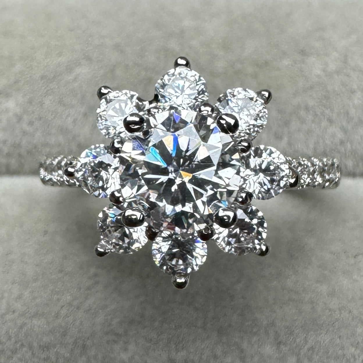 Anillo Flor 8 Lados Moissanita