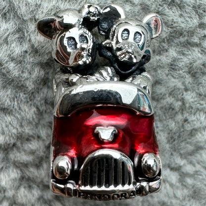 Charm Mickey Y Minnie En Carro Rojo Disney Parks