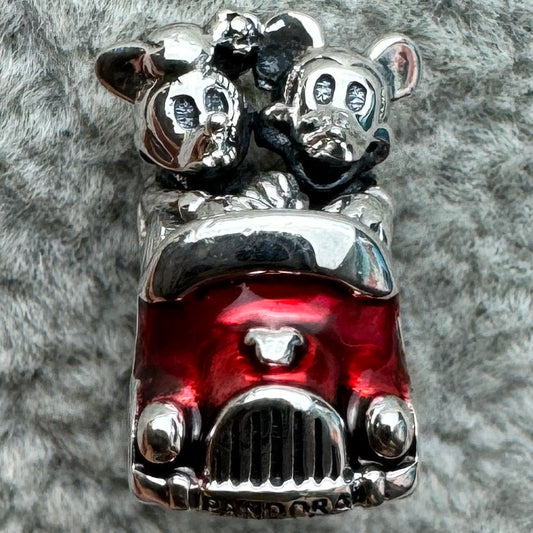 Charm Mickey Y Minnie En Carro Rojo Disney Parks