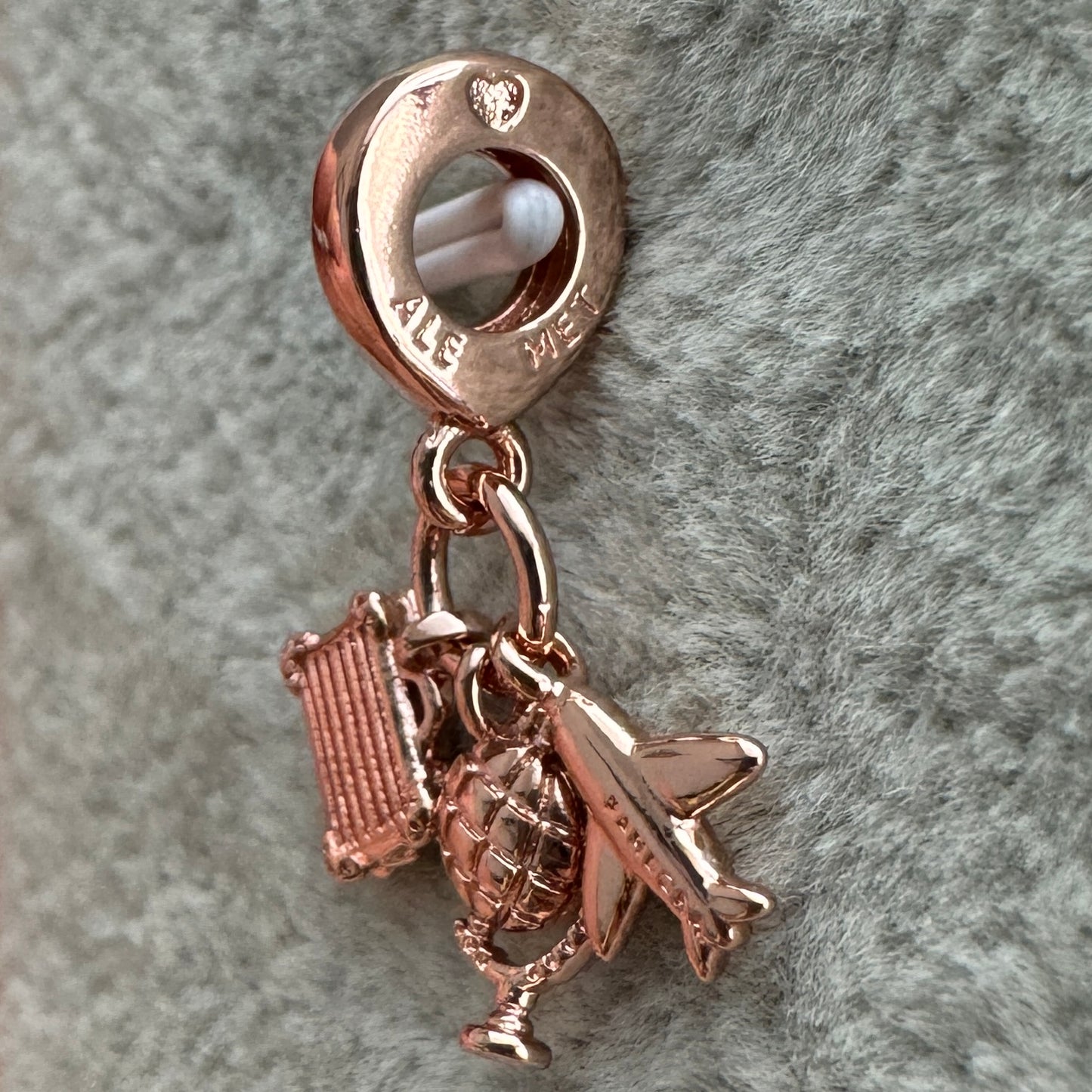 Charm Colgante Triple Avión, Globo y Maleta Oro Rosa