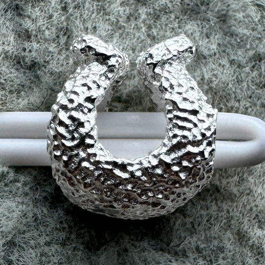 Charm Mini Herradura Texturizada