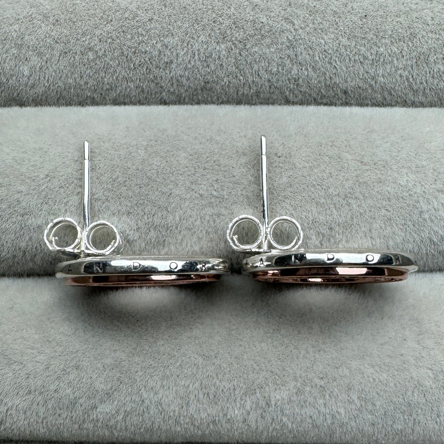 Aretes Logotipo En Dos Tonos