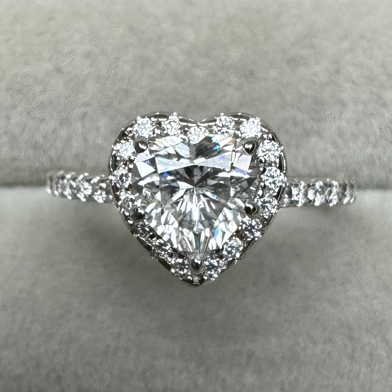 Anillo Corazón Contorno Moissanita
